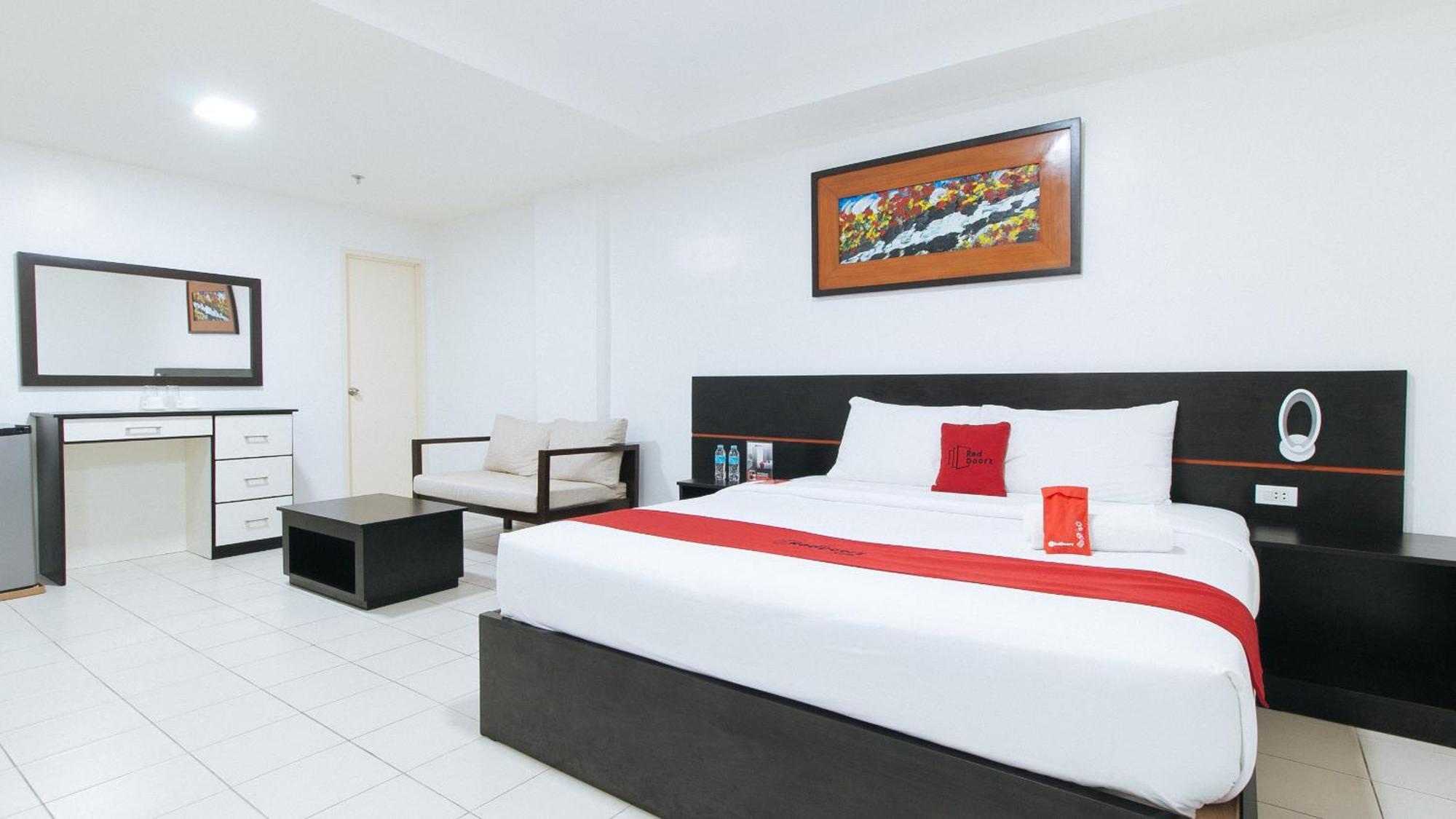 Reddoorz Plus At Evangelista Street Makati Makati City Esterno foto