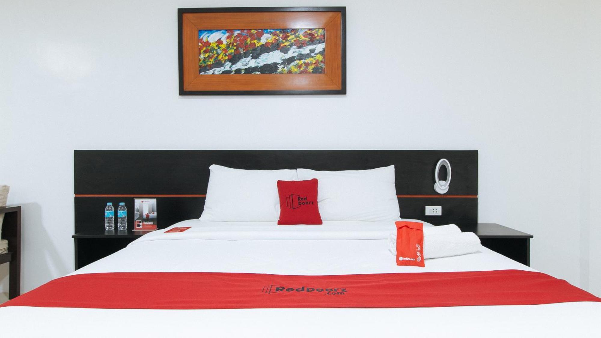 Reddoorz Plus At Evangelista Street Makati Makati City Esterno foto