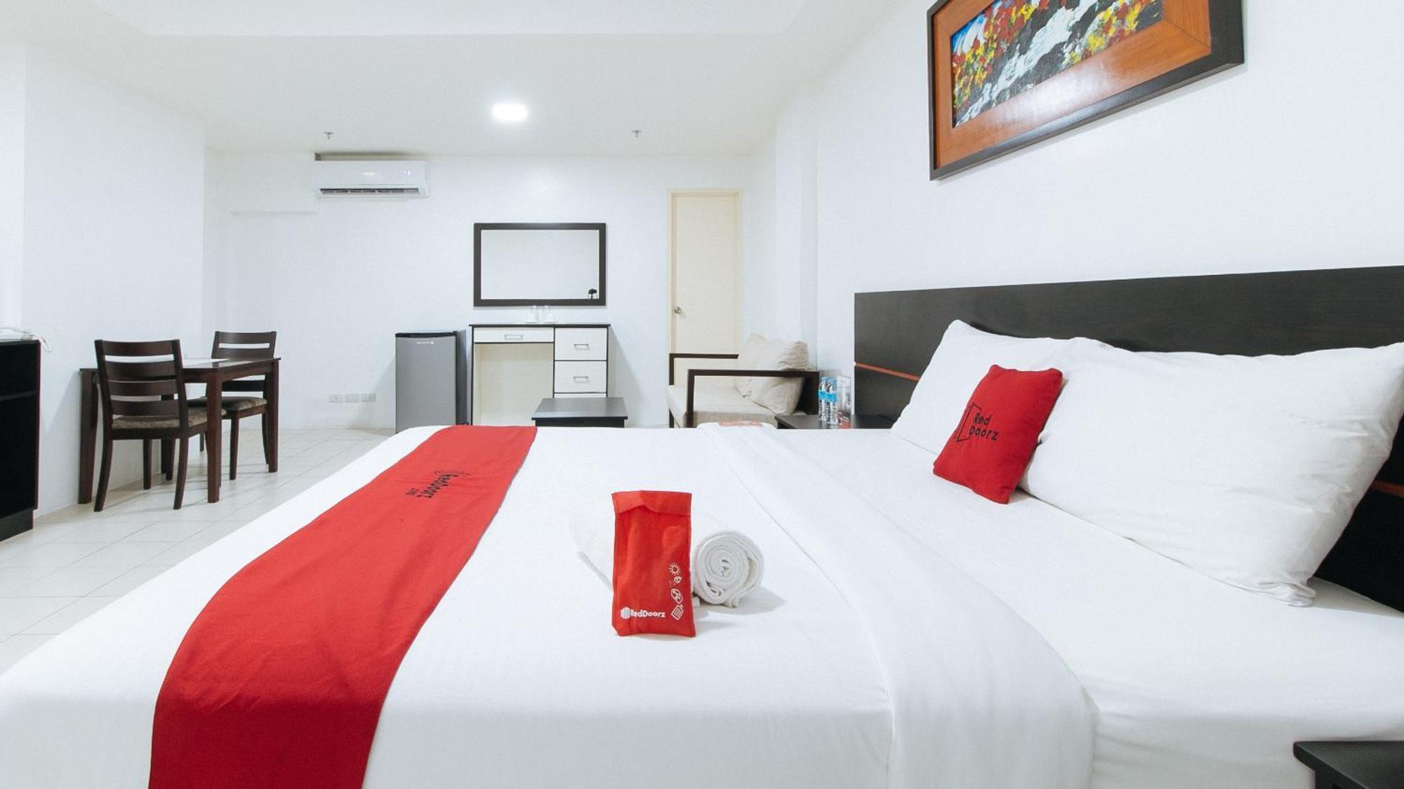 Reddoorz Plus At Evangelista Street Makati Makati City Esterno foto