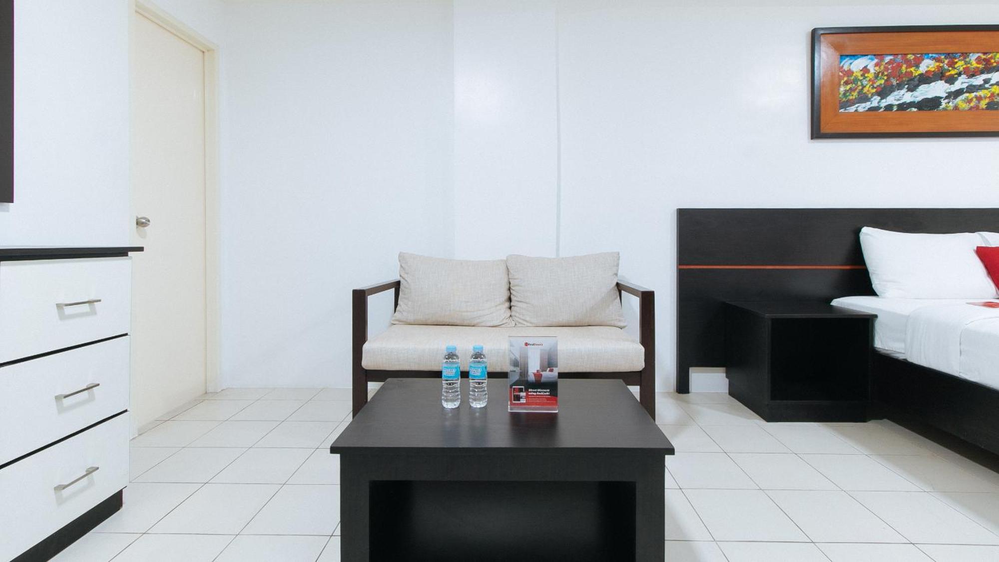 Reddoorz Plus At Evangelista Street Makati Makati City Esterno foto