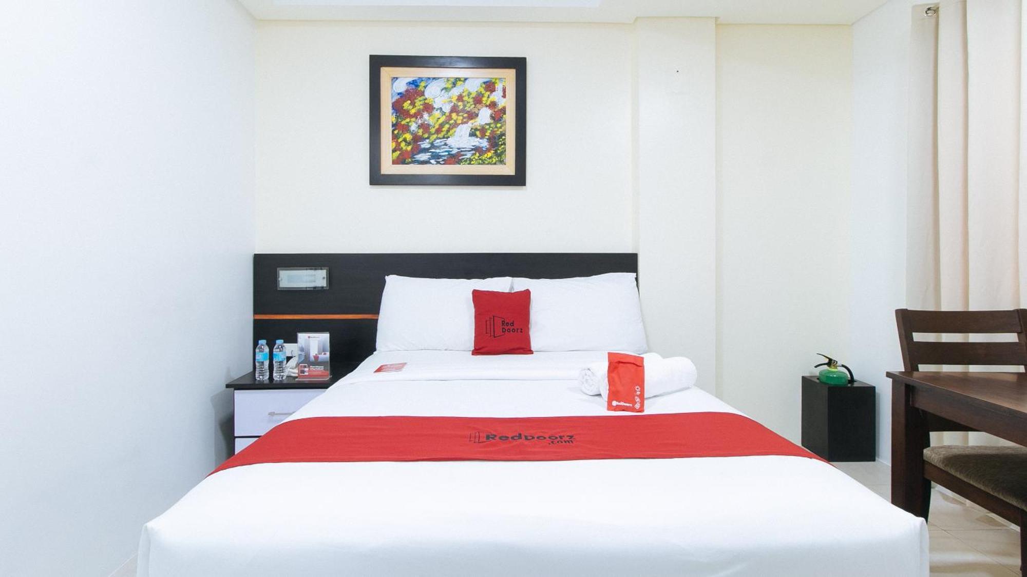 Reddoorz Plus At Evangelista Street Makati Makati City Esterno foto