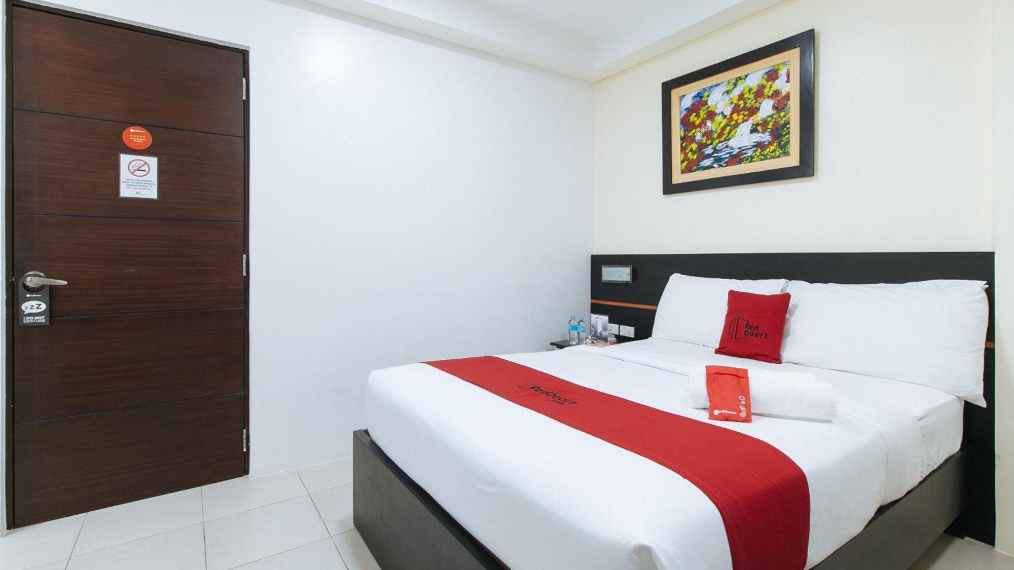 Reddoorz Plus At Evangelista Street Makati Makati City Esterno foto