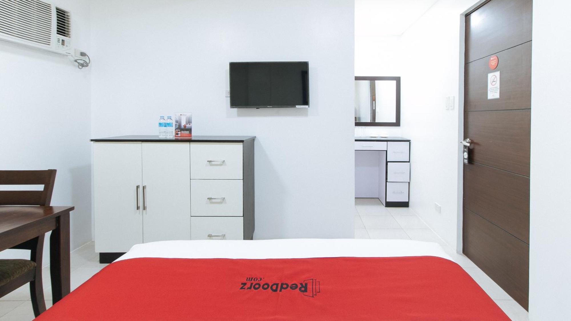 Reddoorz Plus At Evangelista Street Makati Makati City Esterno foto