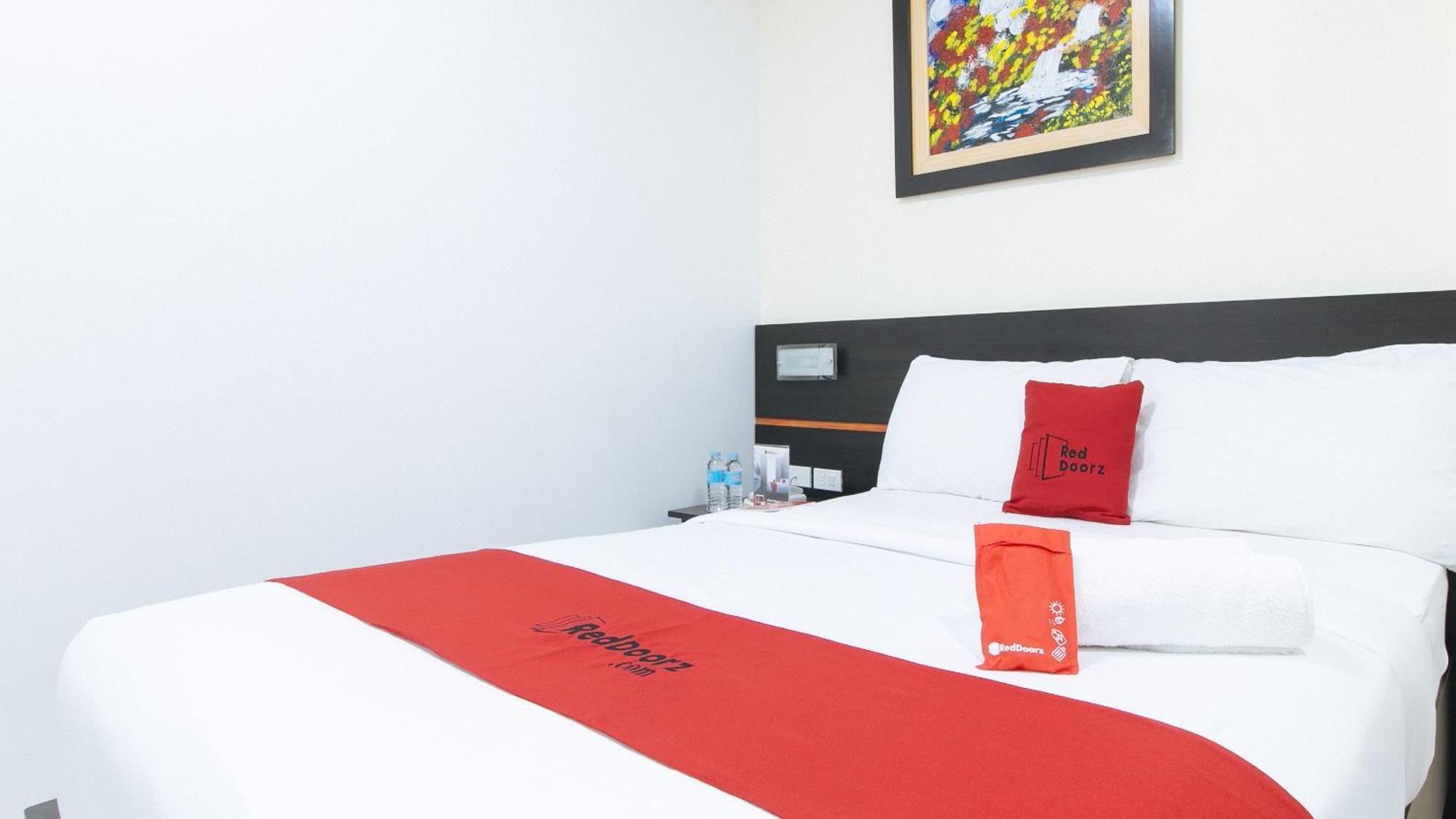 Reddoorz Plus At Evangelista Street Makati Makati City Esterno foto