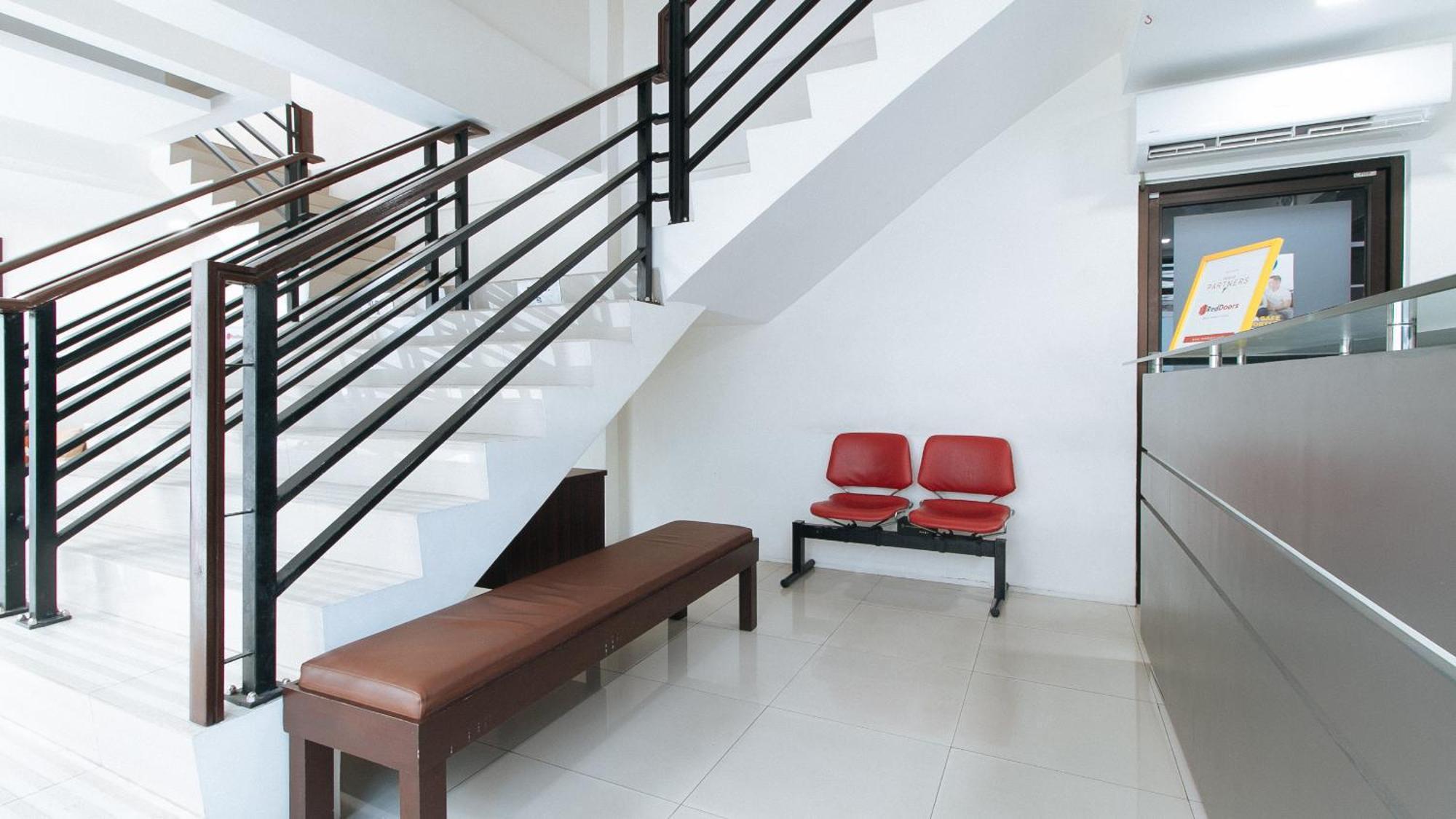 Reddoorz Plus At Evangelista Street Makati Makati City Esterno foto